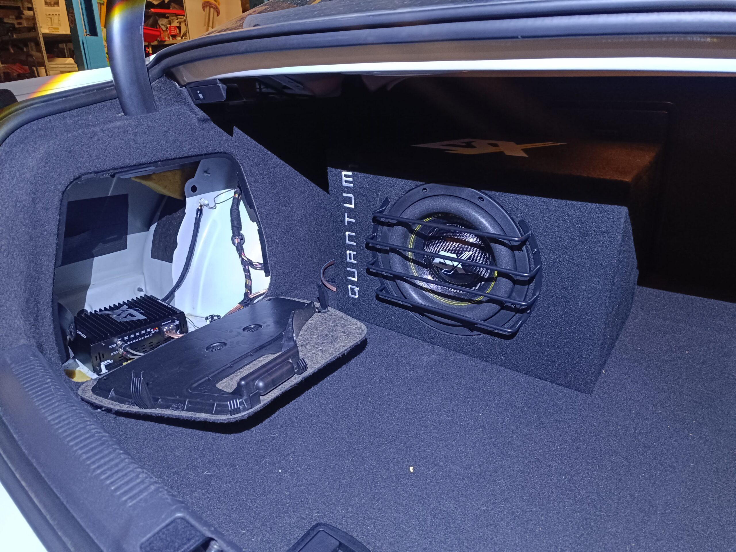 Audi A5 Soundsystem Subwoofer Verstärker ESX VX1000PRO Subwoofer QXB10