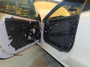Audi A5 Soundsystem Upgrade mit DSP und Extra Bass 16 Audi A5 Soundsystem vordere Türverkleidung gedämmt