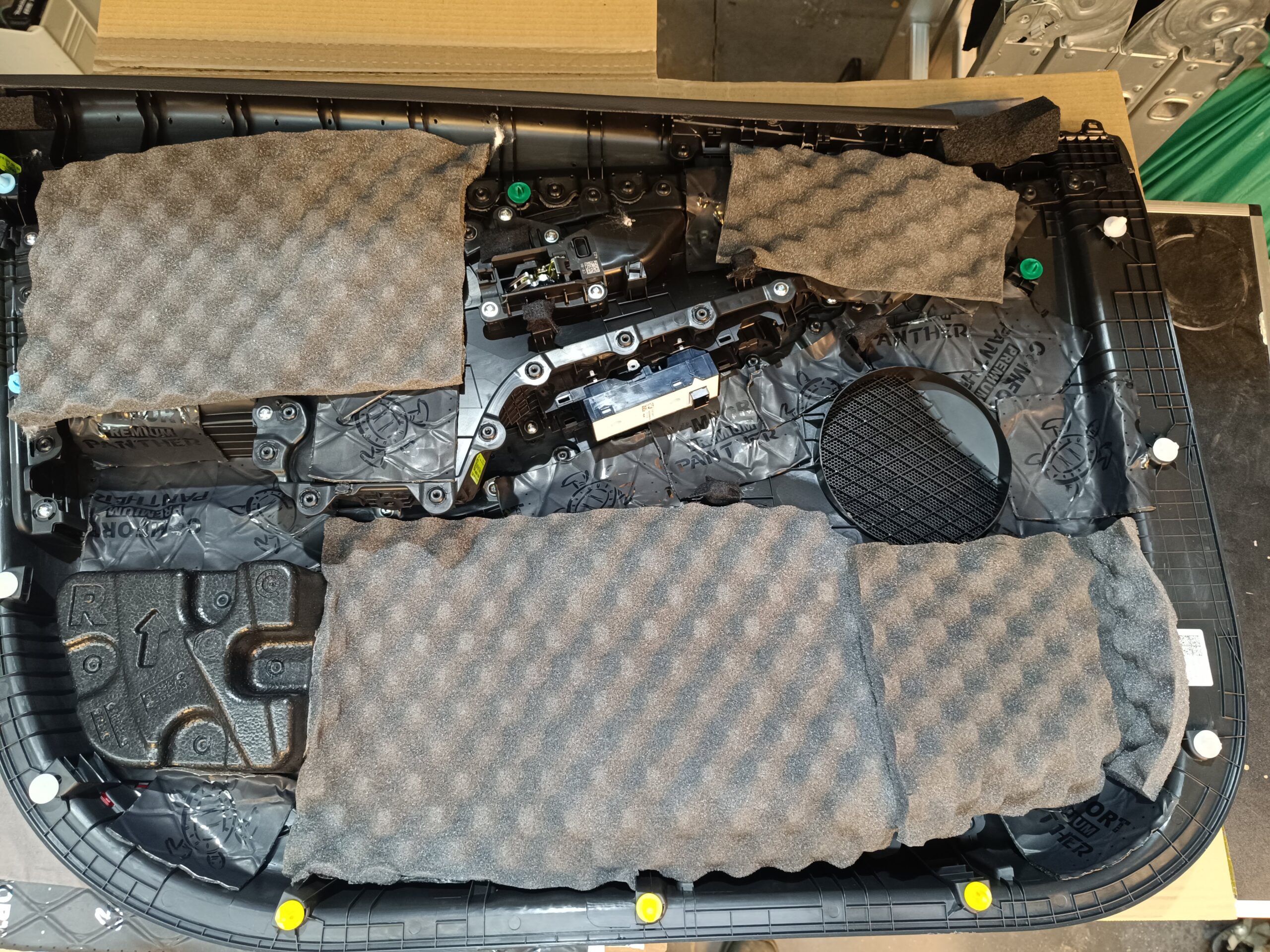 Hyundai i30 Soundsystem vodere Türverkleidung mit Alubutyl Dämmung und Schaumstoff