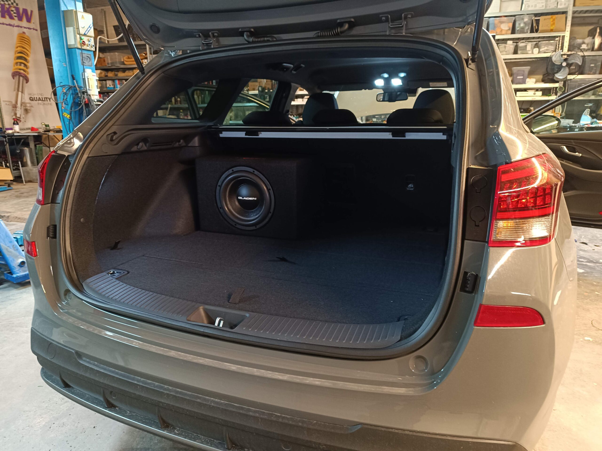 Hyundai i30 Soundsystem Subwoofer Gladen SQX10