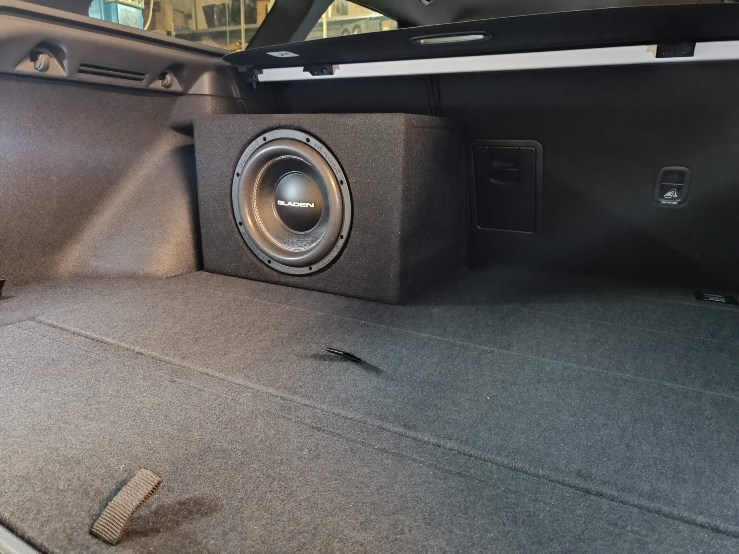 Hyundai i30 Soundsystem Subwoofer Gladen SQX10 Nahaufnahme