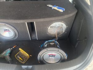Mazda 3 High End Sound   MTX Subwoofer Ausbau
