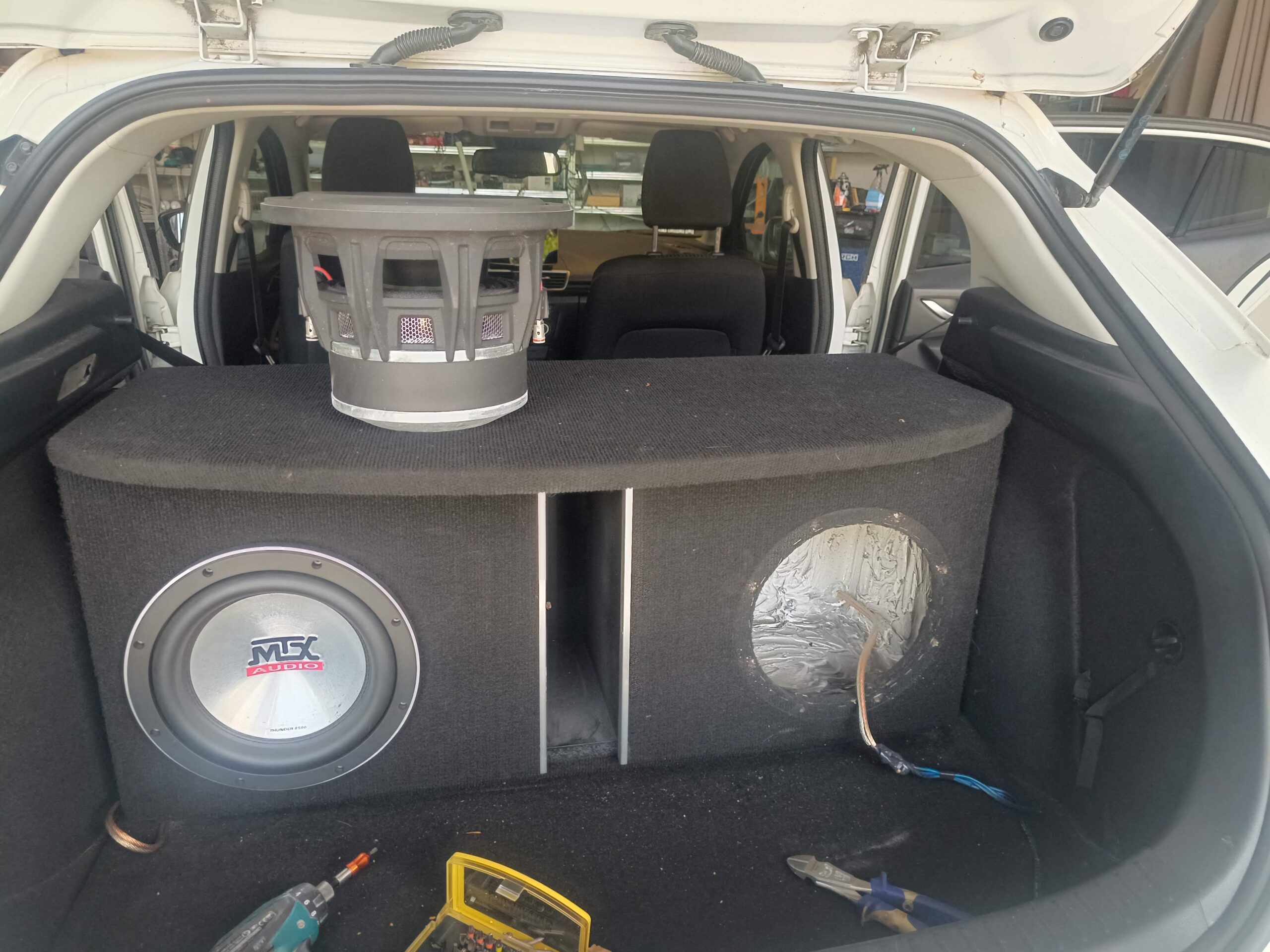 Mazda 3 Subwoofer Gehäuse 2x25 cm MTX Thunder