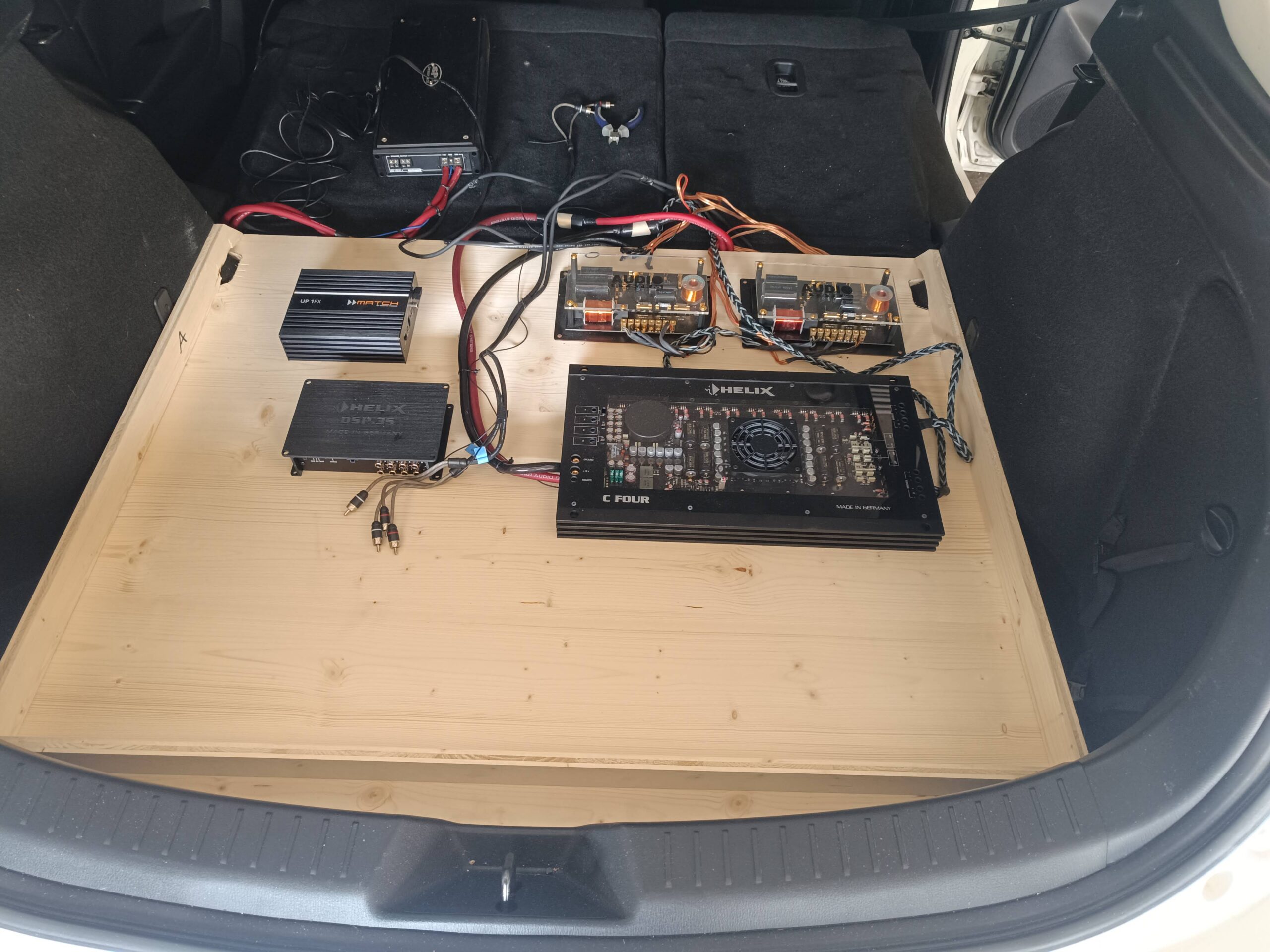 Mazda 3 High End Sound Doppelter Boden Anfertigung Probemontage