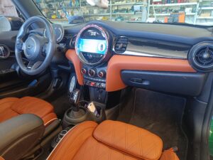 Mini Cooper Sound System Upgrade (Cabrio F57 JCW) 4 BMW Mini Cooper Sound System Upgrade Armaturenbrett