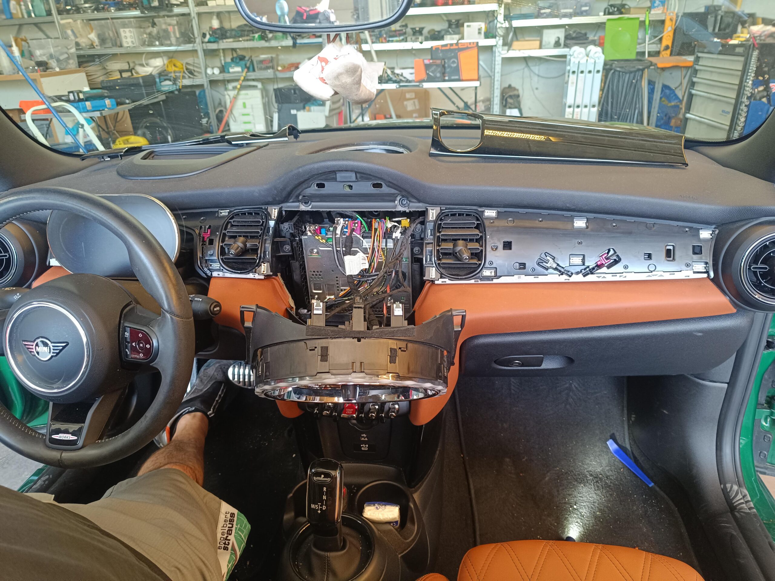 BMW Mini Cooper Sound System Upgrade Armaturenbrett zerlegt