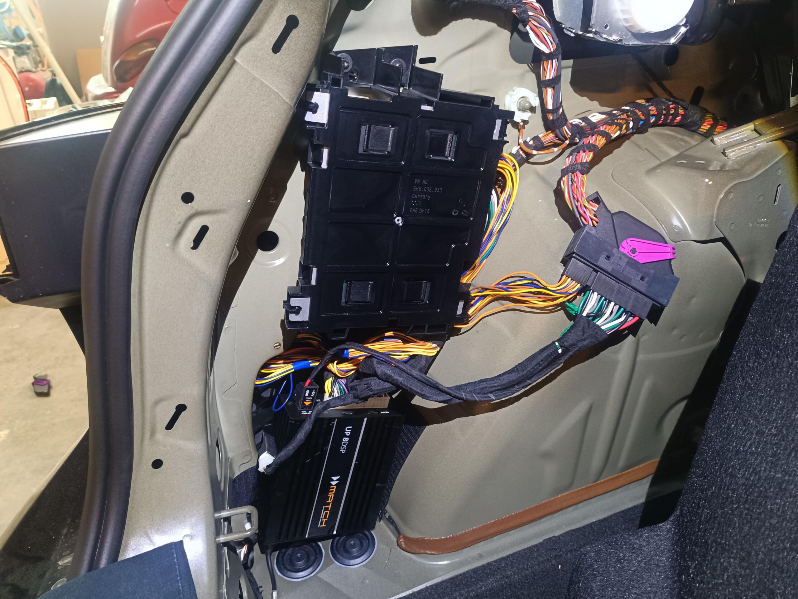 VW Golf 8 Harman Kardon Soundupgrade Original Verstärker mit Match UP8