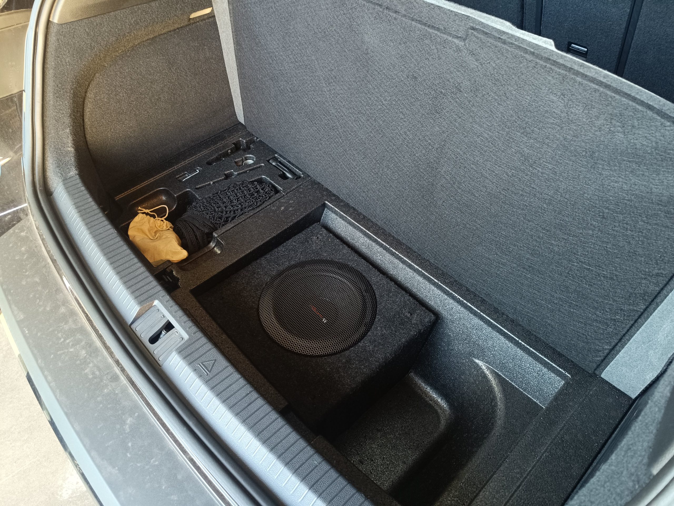 VW Arteon Sound Upgrade Subwoofer Ladekabelfach