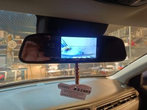 Rückfahrkamera am Rückspiegel – kostengünstige Nachrüst-Alternative