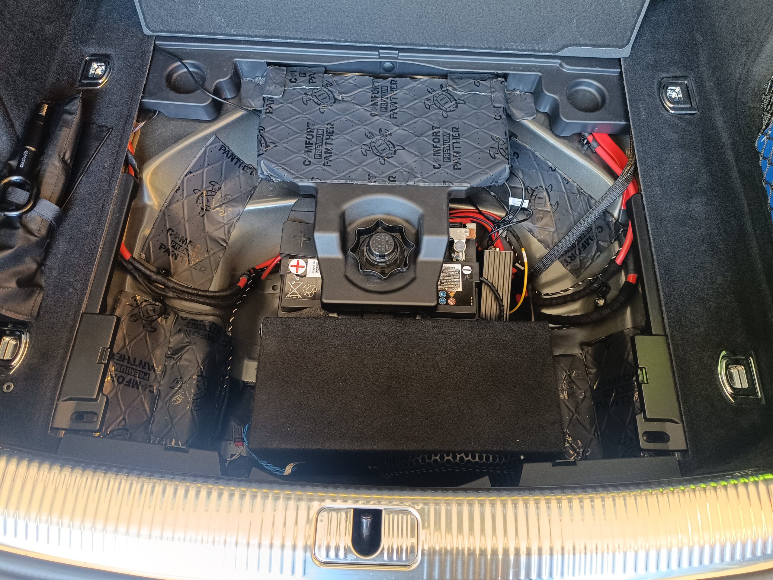 Audi A5 Soundupgrade Subwoofer im Kofferraum neben Batterie
