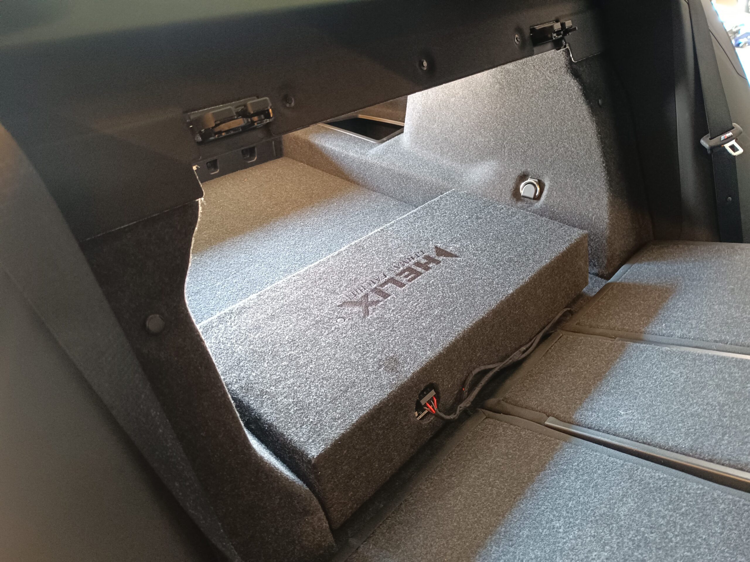 BMW G60 Soundanlage verbessern Subwoofer Helix Kofferraum