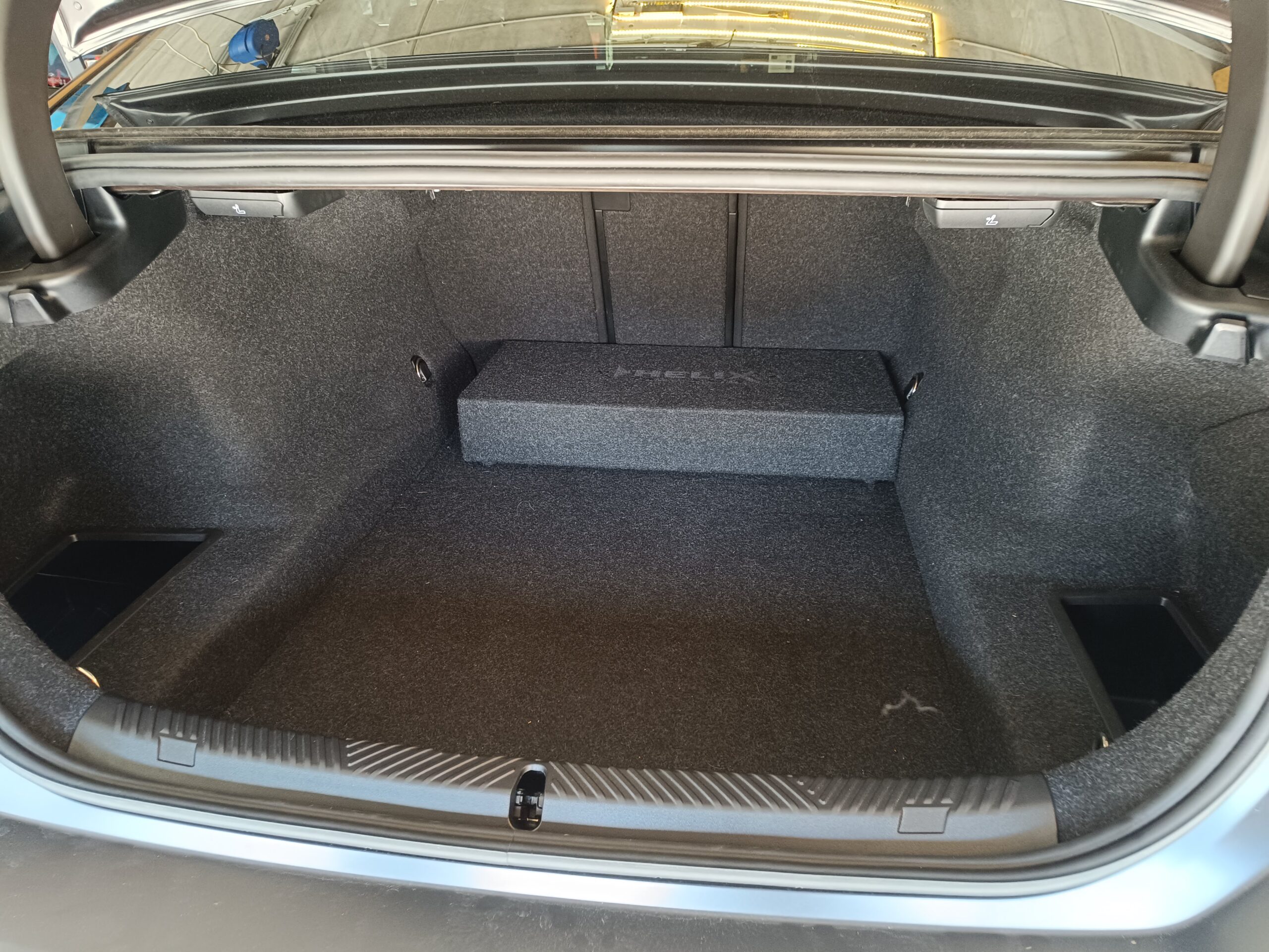 BMW G60 Soundanlage verbessern Subwoofer Helix Kofferraum