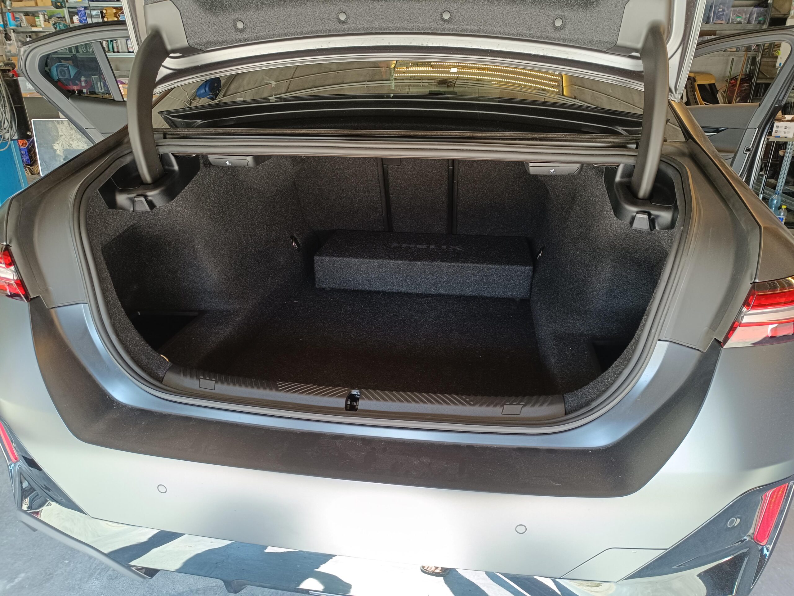 BMW G60 Soundanlage verbessern Subwoofer Helix Kofferraum