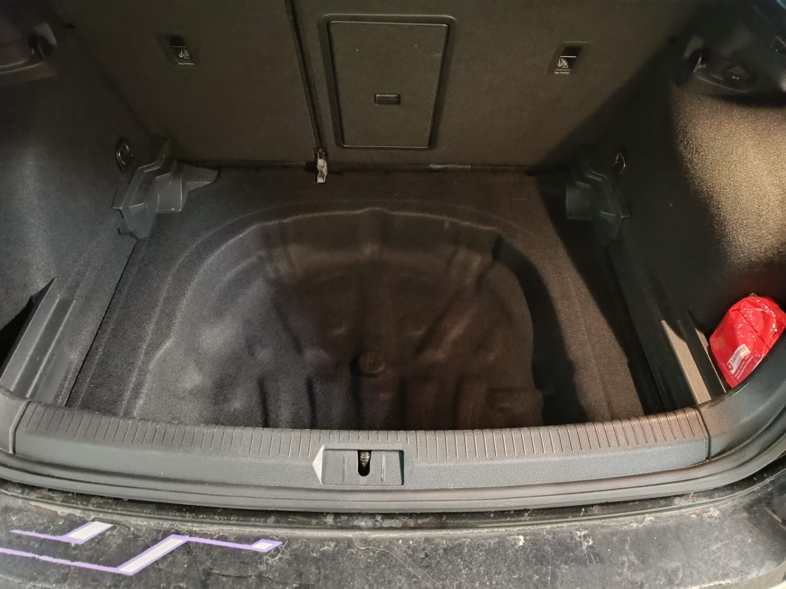 VW Golf 7 GTI Soundupgrade Reserverad Subwoofer