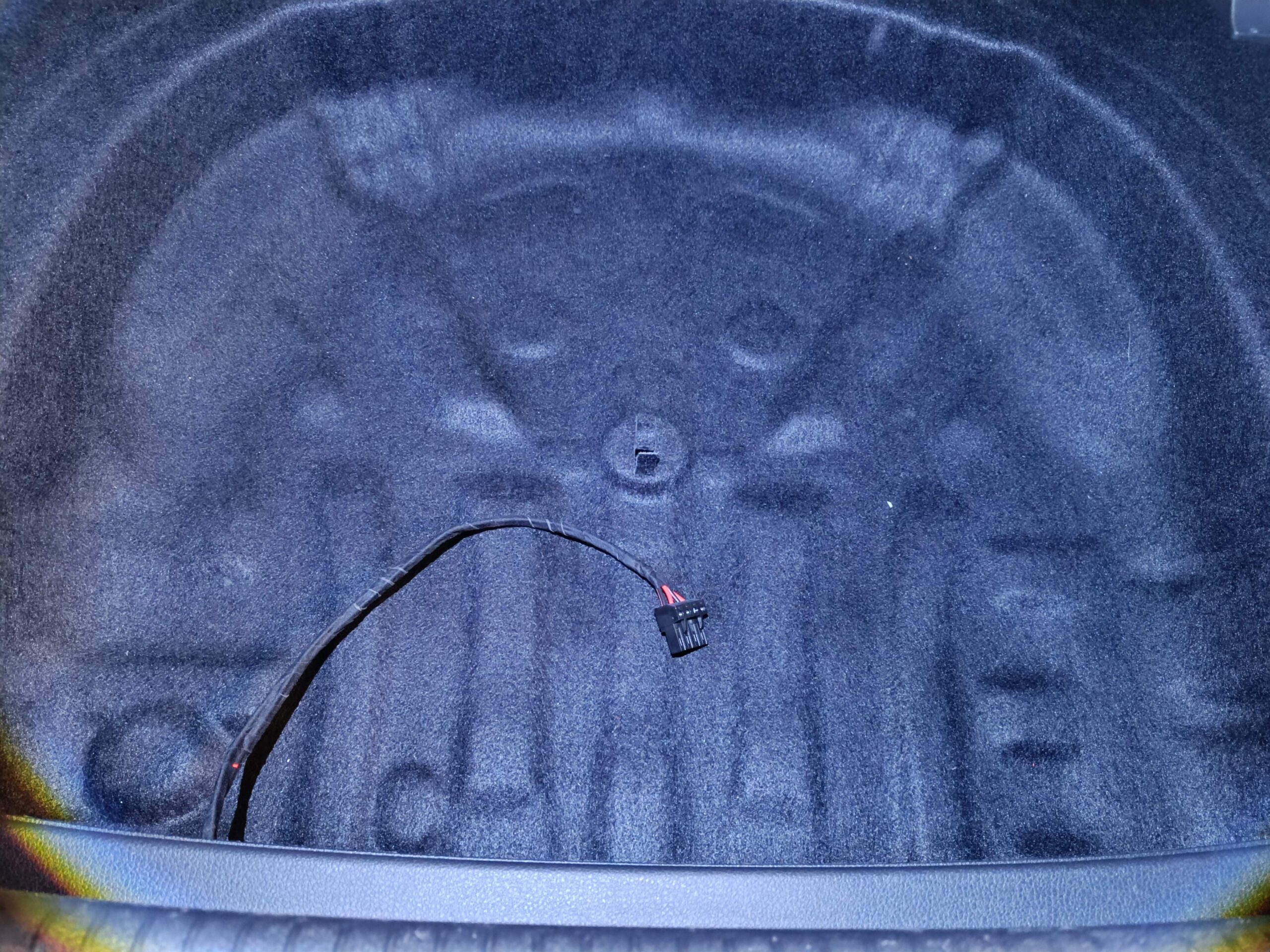 VW Golf 7 GTI Soundupgrade Reserverad Subwoofer