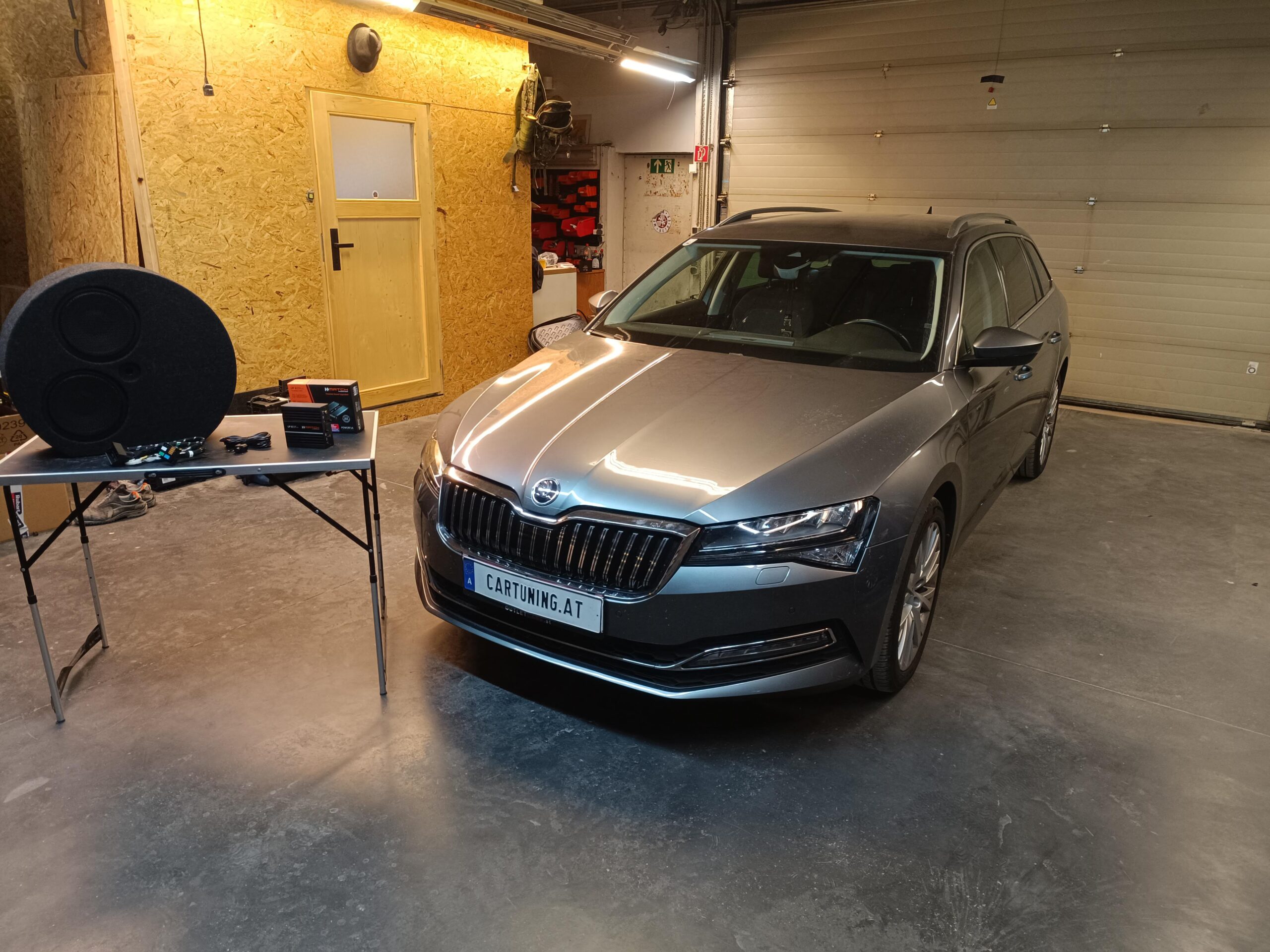 Skoda Superb Soundupgrade DSP Reserveradsubwoofer