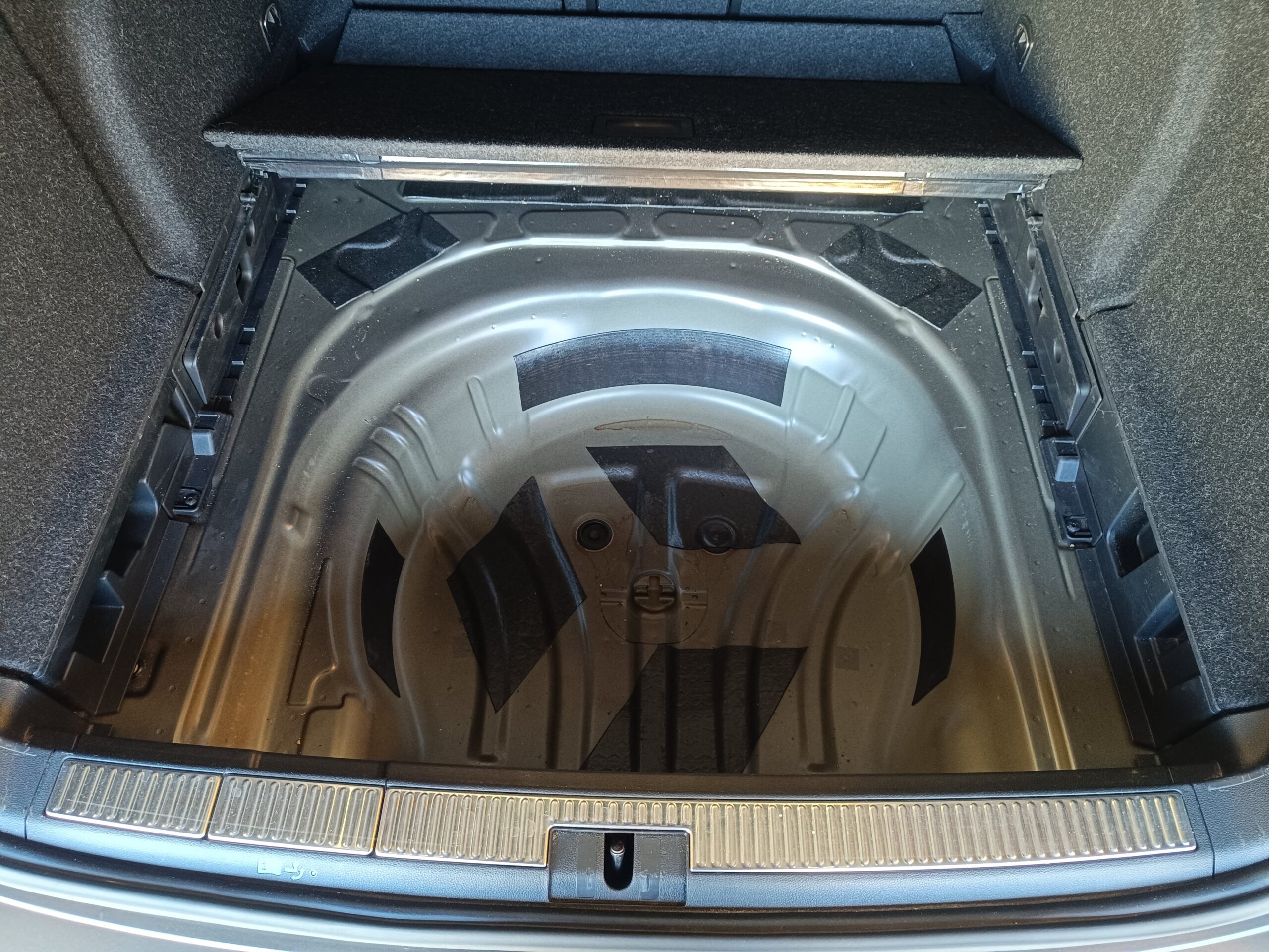Skoda Superb Soundupgrade DSP Reserveradsubwoofer