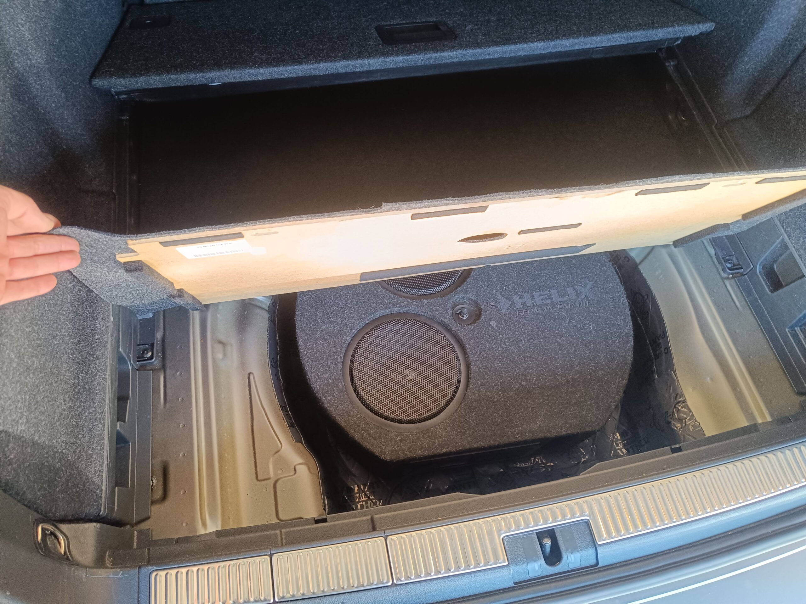 Skoda Superb Soundupgrade DSP Reserveradsubwoofer